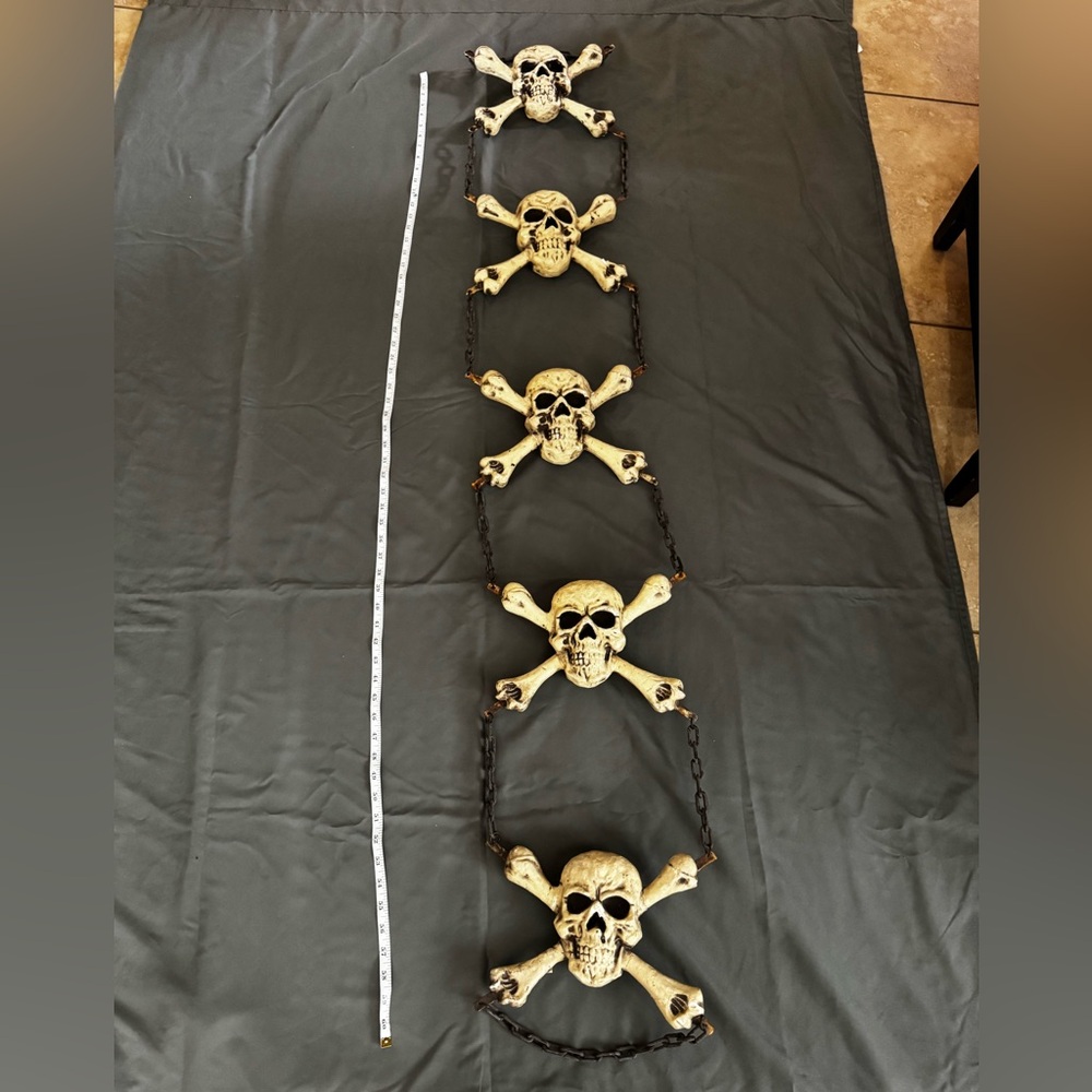 Halloween Pirate Medieval Decoration Skull with Crossbones 5 with Chains Between